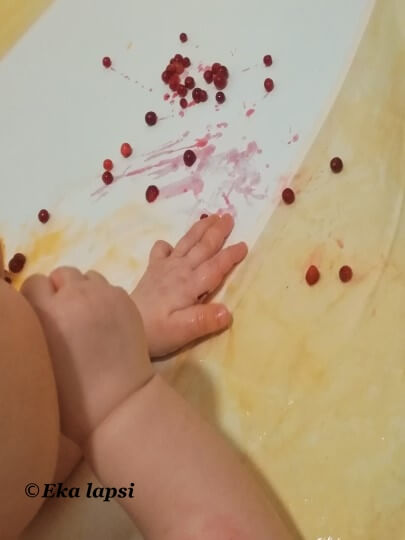 Vauvan värikylvyssä voi käyttää väreinä myrkyttömiä ja vauvalle sopivia ruoka-aineita, kuten marjoja.