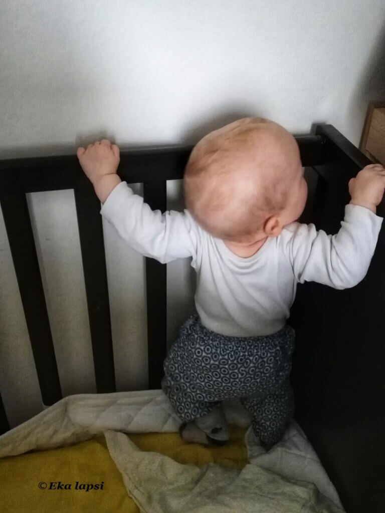 Miten siirtää vauva omaan sänkyyn päiväunille? Vauva saattaa vain konttailla ja nousta laitaa vasten seisomaan, vaikka pitäisi nukkua. 