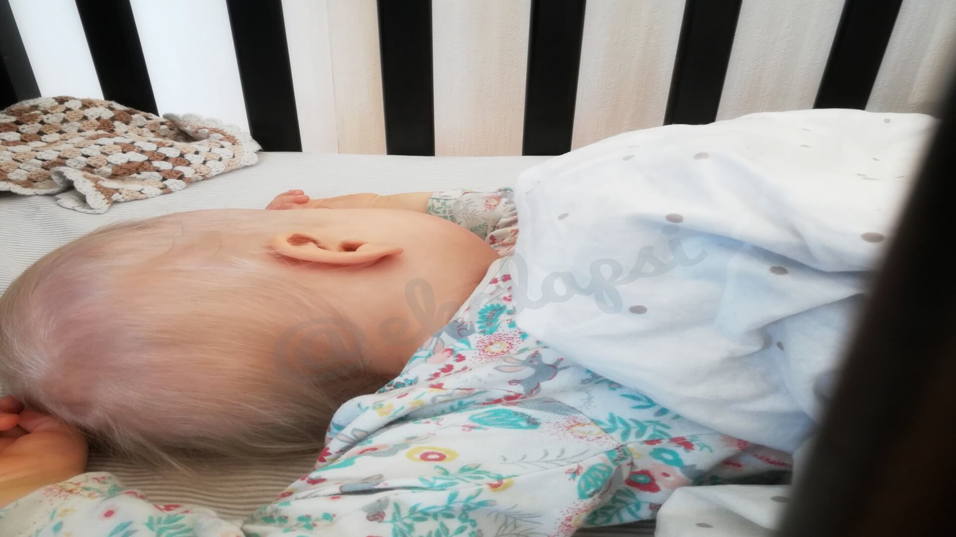 Miten opettaa vauva nukkumaan kokonaisia öitä? Tässä 5 vinkkiä, joita voi soveltaa jo vastasyntyneen vauvan kanssa!