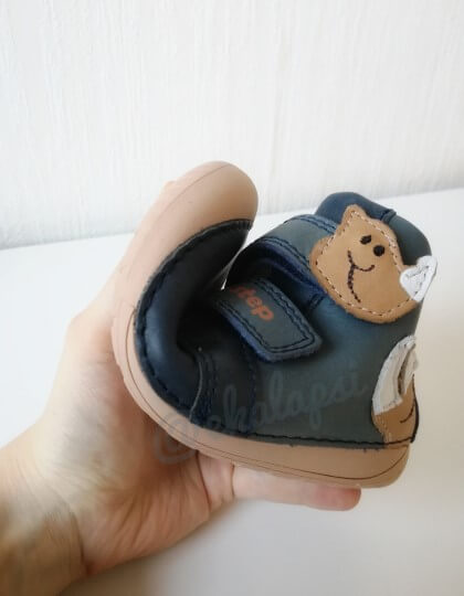 Suositusten mukaiset kengät lapselle välikauteen ovat käytännössä paljasjalkakengät, sillä sää on vielä liian viileä tossujen käyttämiseen. 